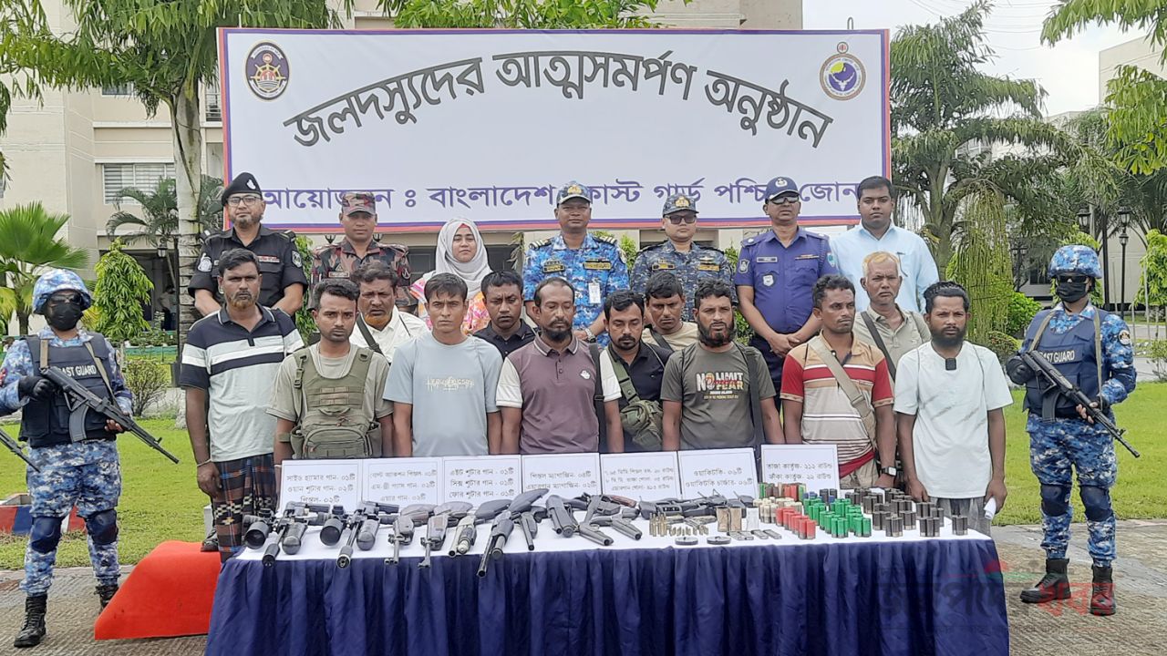 সুন্দরবনে নানা ভাই বাহিনীর প্রধানসহ ১২ ‘বনদস্যুর’ আত্মসমর্পণ