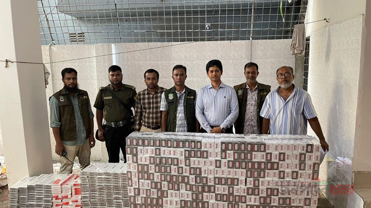 আবাসিক ভবনে এনবিআরের অভিযান, ৩ লাখ ১৬ হাজার টাকার বিদেশি সিগারেট জব্দ