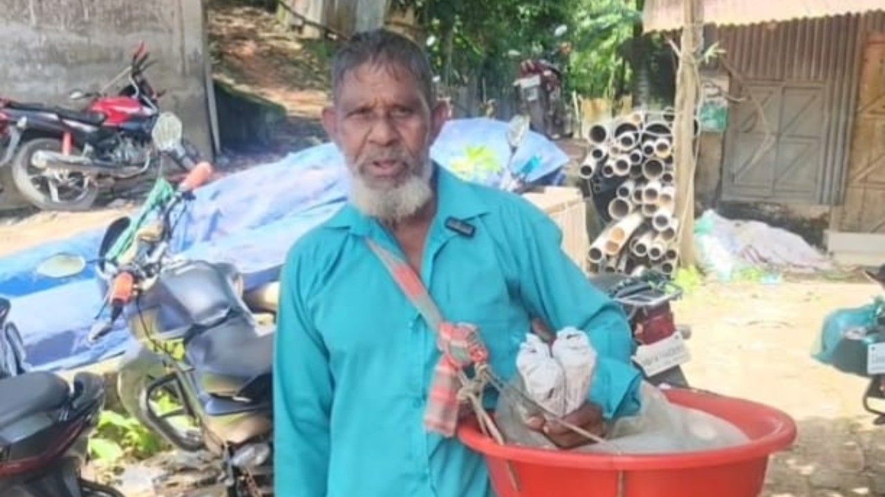 ৮০ বছর বয়সেও থামেনি জব্বারের বাদাম বিক্রির পথচলা