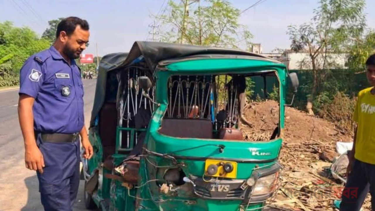 অটোরিকশায় কাভার্ড ভ্যানের ধাক্কায় ছাত্রদল নেতা নিহত, স্ত্রীসহ আহত ৪