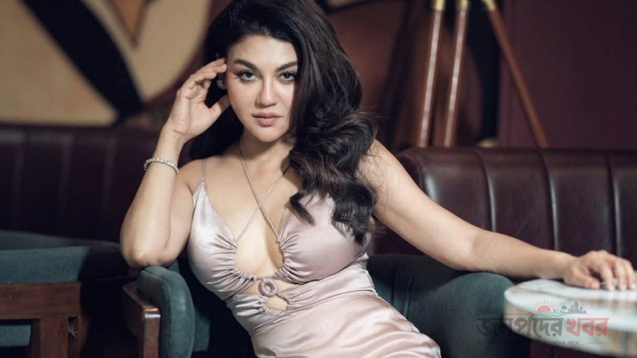 গোলাপির ছোঁয়ায় ‘ঘায়েল’ করলেন জয়া আহসান