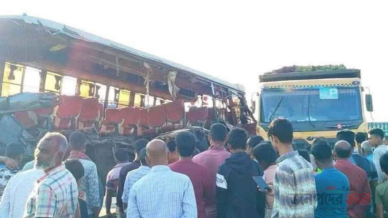 রংপুরে ট্রাকে বাসের ধাক্কা, নিহত ৩